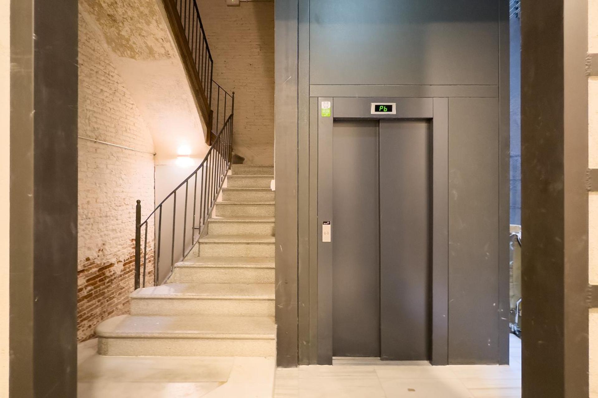 Oasis Apartments & Studios Old Town Center Барселона Екстериор снимка